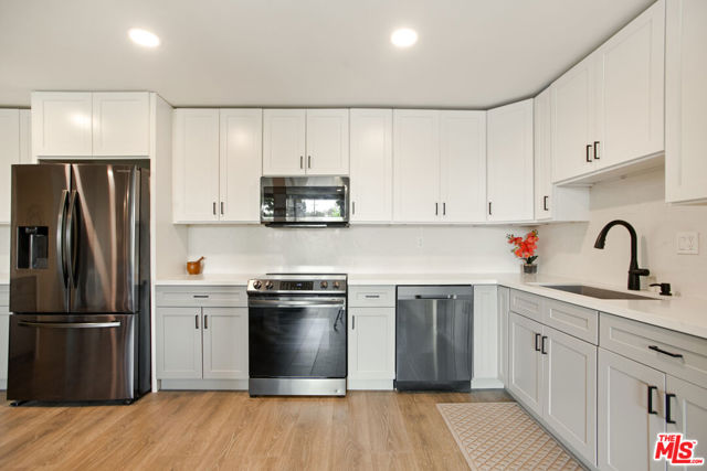 5215 Balboa Boulevard, Encino CA: https://media.crmls.org/mediaz/44155b7b-bbb3-460a-9224-3aa862dc7d7b.jpg