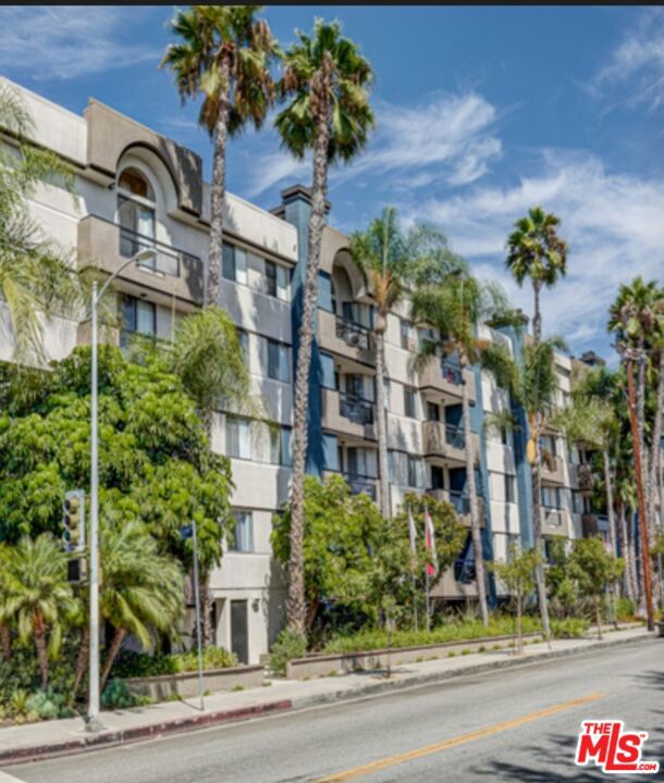 740 S Burnside Avenue, Los Angeles CA: https://media.crmls.org/mediaz/4415f016-bff5-4d84-84a5-47ce7f58581e.jpg
