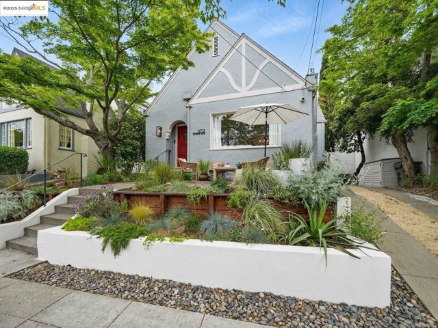 3712 Maple AVE, Oakland CA: https://media.crmls.org/mediaz/44174d4e-37b5-4618-a911-c2b0cba6bb45.jpg
