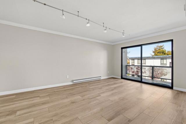 8 Commodore Drive, Emeryville CA: https://media.crmls.org/mediaz/44176836-8060-458d-8285-da413ce27993.jpg