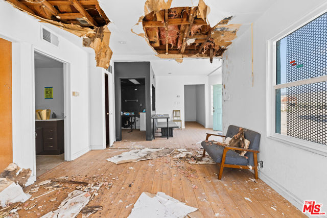 3051 N Coolidge Avenue, Los Angeles CA: https://media.crmls.org/mediaz/4418018b-e6f6-4cb6-a2f5-d4b67f04428c.jpg