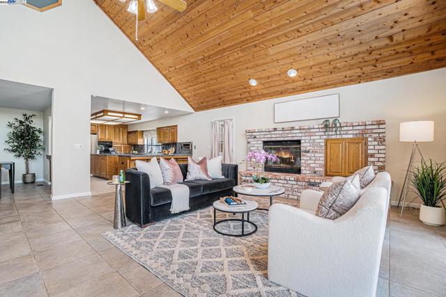 4325 Monterey ct, Discovery Bay CA: https://media.crmls.org/mediaz/4419915f-c70d-4ee1-bfac-8f7e5786e4ce.jpg