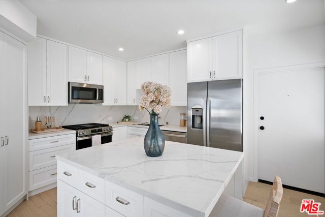 5205 Ocean Front Walk, Marina del Rey CA: https://media.crmls.org/mediaz/4419b3bc-4d29-496b-8517-93f352e7e2bc.jpg