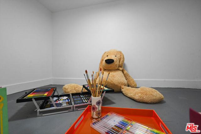 5549 Onacrest Drive, Los Angeles CA: https://media.crmls.org/mediaz/4419e2cd-d7b5-436c-a8ae-8bde6ae889b8.jpg