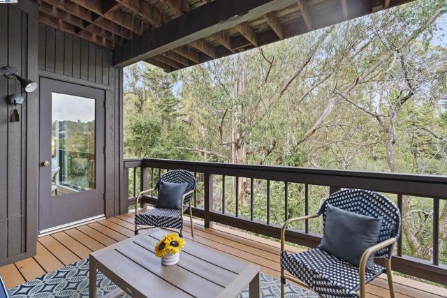 6425 Zinn Dr, Oakland CA: https://media.crmls.org/mediaz/441a3860-6f03-41ab-b8c8-1d6f4800ef57.jpg