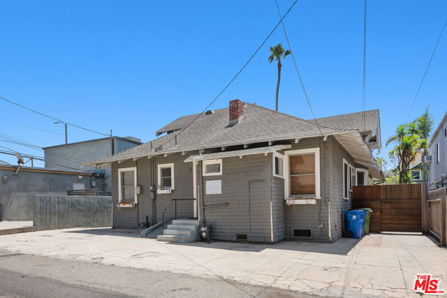 45 Breeze Avenue, Venice CA: https://media.crmls.org/mediaz/441a96d2-2355-4810-8cad-8053aaf2463f.jpg