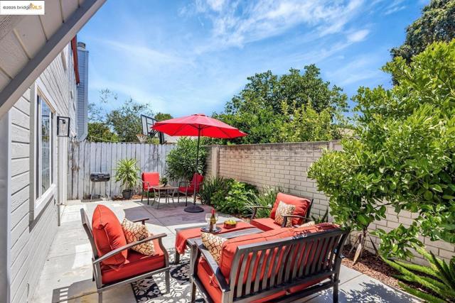 16 Town Sq PL, Oakland CA: https://media.crmls.org/mediaz/441adbd4-8e16-42b8-a5f0-f97778c1a892.jpg