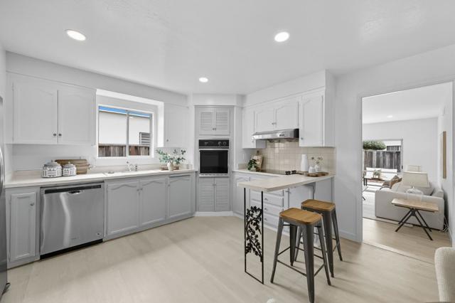 1100 Bounty Drive, Foster City CA: https://media.crmls.org/mediaz/441b5eb2-036c-4072-a007-c12dfcae8c28.jpg