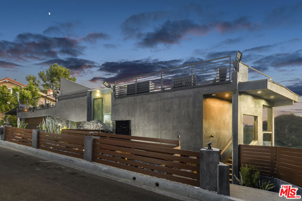 2271 Gloaming Way — Contemporary