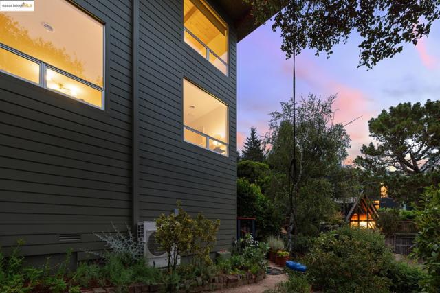 1148 Cragmont Ave, Berkeley CA: https://media.crmls.org/mediaz/441cb49f-16f6-455e-aeca-e0c68715487e.jpg