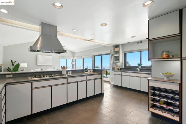 25 Holyrood Manor, Oakland CA: https://media.crmls.org/mediaz/441cb556-eb8d-40cb-a03b-66ed49796cfa.jpg