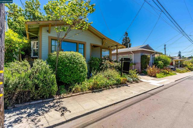 3018 Courtland Ave, Oakland CA: https://media.crmls.org/mediaz/441ddebd-4901-47a6-88a5-a57a11cfd528.jpg