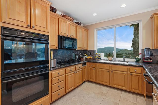 1566 Plantation Way, El Cajon CA: https://media.crmls.org/mediaz/441decbf-22b7-465d-b6e5-7f8e3084ceb3.jpg