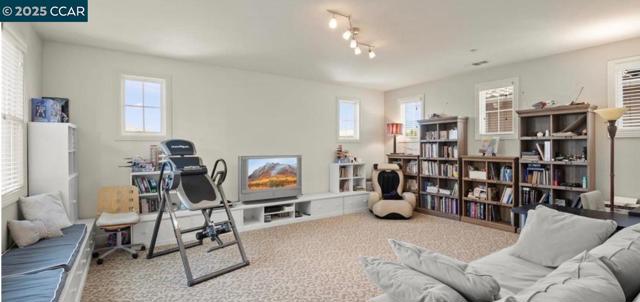 130 Arundel Dr, Hayward CA: https://media.crmls.org/mediaz/441df84e-dd71-497f-93c7-f57c1dd698b8.jpg