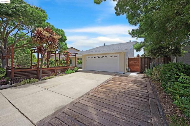 32212 Deborah Dr, Union City CA: https://media.crmls.org/mediaz/441e0875-f37f-47fe-b81d-235aaf9118a6.jpg