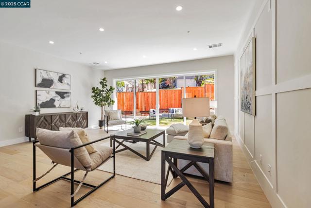 945 Yorkshire Ct, Lafayette CA: https://media.crmls.org/mediaz/441e946f-017f-47bd-9bec-b52b1e31f042.jpg