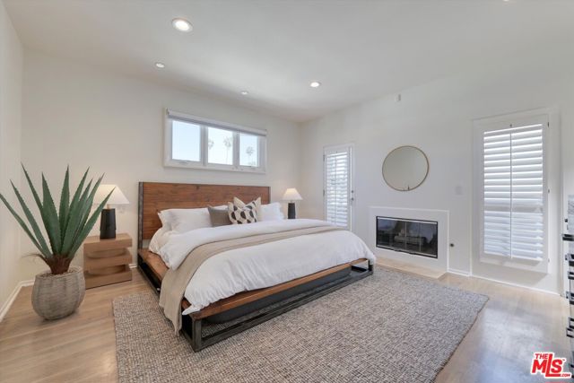 833 17th Street, Santa Monica CA: https://media.crmls.org/mediaz/441fa915-a23a-4ef9-9f49-bc5fd7fa751e.jpg
