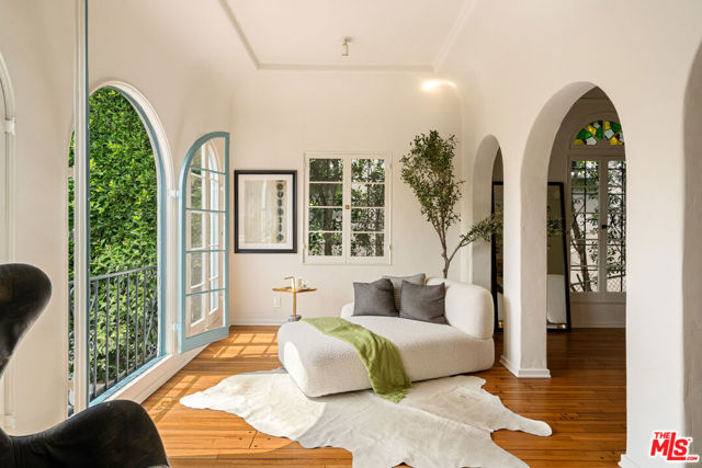 3716 Effingham Place, Los Angeles CA: https://media.crmls.org/mediaz/44200c76-e5e7-4989-9359-5d21323dc882.jpg