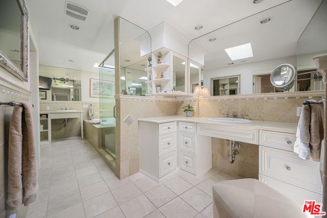 2660 Carman Crest Drive, Los Angeles CA: https://media.crmls.org/mediaz/44201819-a721-4fa7-9178-dd4e35457bc4.jpg