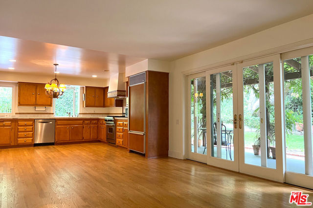2325 Banyan Drive, Los Angeles CA: https://media.crmls.org/mediaz/442059ba-e0c3-4a97-877f-f293a846cc8d.jpg