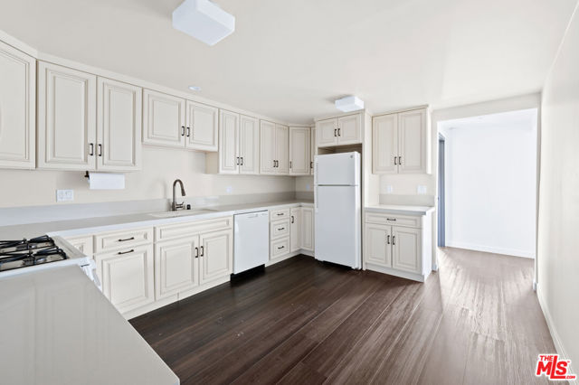 1915 Apex Avenue, Los Angeles CA: https://media.crmls.org/mediaz/4420b66a-d33b-4be6-a8b7-c78bf7cb1f61.jpg