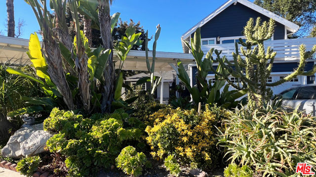22111 Independencia Street, Woodland Hills CA: https://media.crmls.org/mediaz/4420fc4b-b77d-4e84-a17a-58d1dd7a2581.jpg