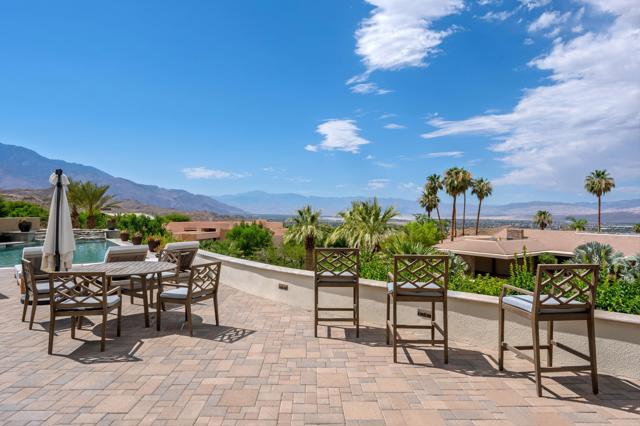 15 Buena Vista Court, Rancho Mirage CA: https://media.crmls.org/mediaz/442125d7-e0c4-455d-a3d1-adcbd2f9f578.jpg