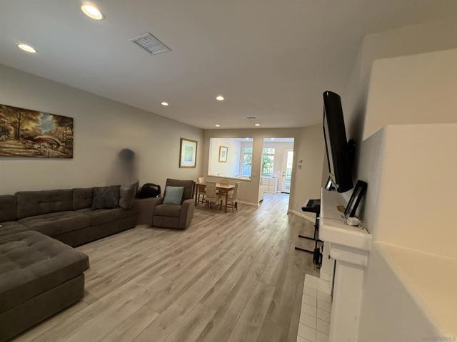 12530 Heatherton Ct, San Diego CA: https://media.crmls.org/mediaz/44212b08-0af2-4275-9feb-ea78f681a52e.jpg