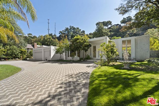 1860 Loma Vista Drive, Beverly Hills CA: https://media.crmls.org/mediaz/44213592-b665-4f8e-8359-cfae85d150a2.jpg