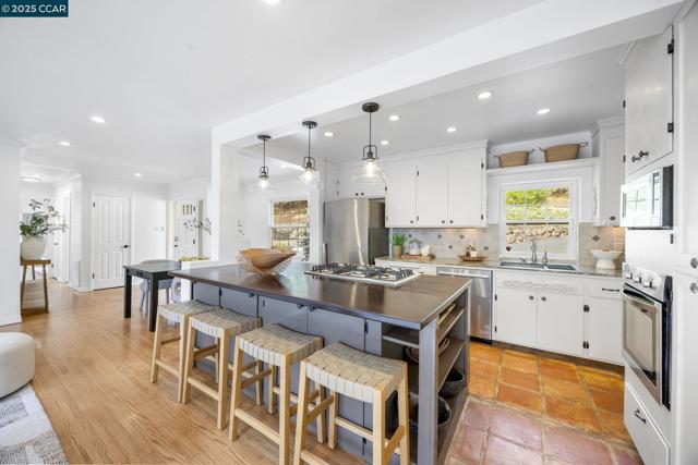 110 Twin Peaks Drive, Walnut Creek CA: https://media.crmls.org/mediaz/4422a39f-fb6d-4529-944c-4d3cfab64147.jpg