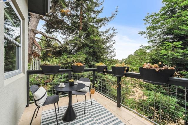 2005 TUNNEL RD, Oakland CA: https://media.crmls.org/mediaz/44230575-fc2f-405d-844e-42806d42e914.jpg