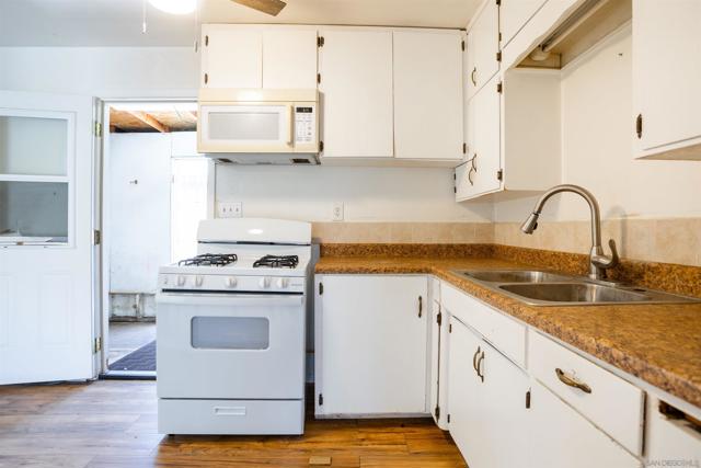 12643 Castle Court Dr, Lakeside CA: https://media.crmls.org/mediaz/44232709-d7de-4fd0-8f6d-0aba6ba4491e.jpg