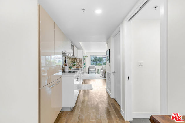 901 S Flower Street, Los Angeles CA: https://media.crmls.org/mediaz/44239cfa-c4b0-453e-96f2-7af9d398fb1b.jpg