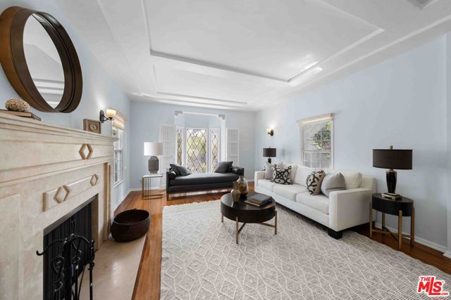 865 S Lucerne Boulevard, Los Angeles CA: https://media.crmls.org/mediaz/4423e963-5aa3-420e-ae04-be416d4260dd.jpg