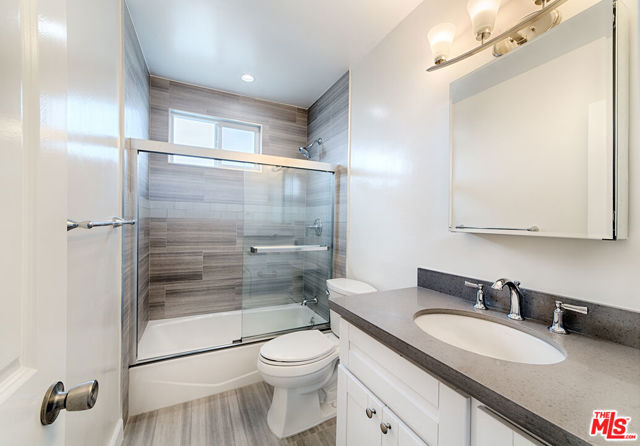 635 WESTMINSTER Avenue, Venice CA: https://media.crmls.org/mediaz/44242a8a-9db6-434d-856a-c48fee7c3d3d.jpg