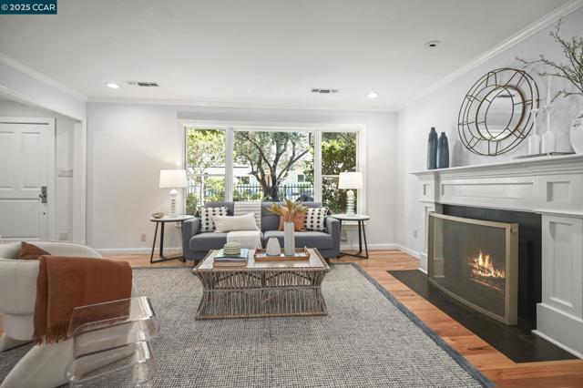 3 Green Valley Ct, Danville CA: https://media.crmls.org/mediaz/4424bbcc-121b-4667-9336-4059584ca0ba.jpg