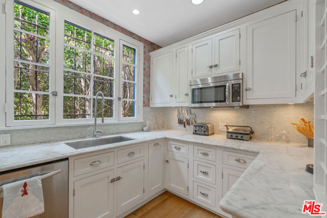 809 S Muirfield Road, Los Angeles CA: https://media.crmls.org/mediaz/4425b20a-e60b-4939-a031-bd9de2f4f723.jpg