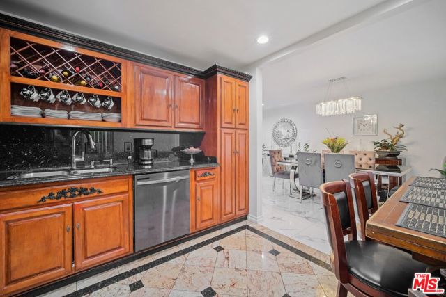 9520 Via Tivoli, Burbank CA: https://media.crmls.org/mediaz/44266af6-404c-43b1-a195-27a7e58d042e.jpg