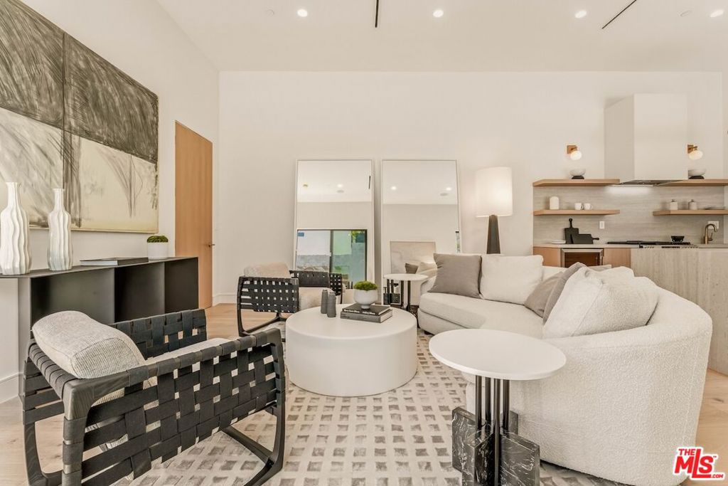 https://media.crmls.org/mediaz/4426794a-f88a-4860-ac49-ceebda2c2e85.jpg?preset=X-Large