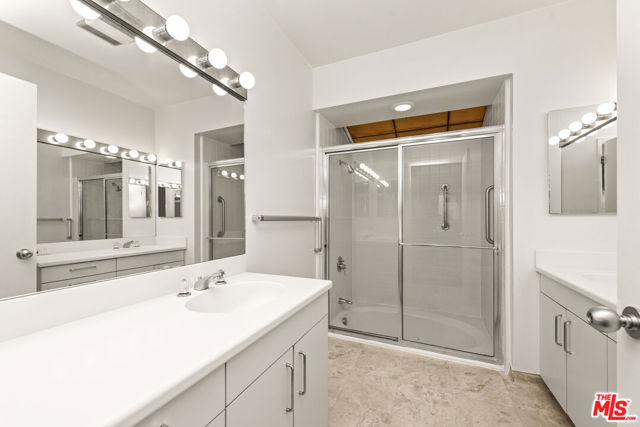 16449 Akron Street, Pacific Palisades CA: https://media.crmls.org/mediaz/4426d0e8-5f7a-48d3-a075-05bac3f61b89.jpg