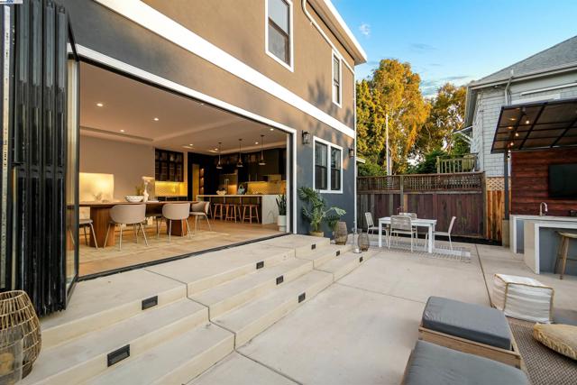 5229 Miles Ave, Oakland CA: https://media.crmls.org/mediaz/4426ee57-8ba7-41d6-b609-db237f444952.jpg
