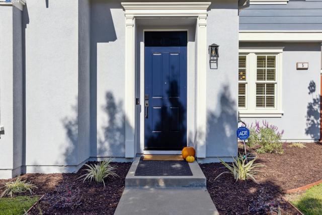 5 Cornelius Sq, Alameda CA: https://media.crmls.org/mediaz/44275fe0-f07d-4c7d-9d63-53fa8b91637a.jpg