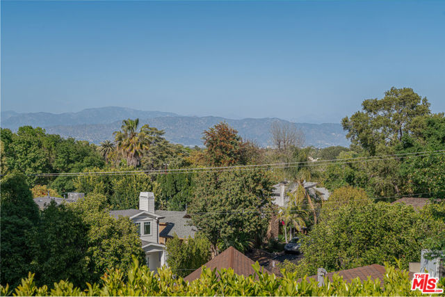 13477 Contour Drive, Sherman Oaks CA: https://media.crmls.org/mediaz/44295182-e072-431e-b4e8-aaf2b83394ab.jpg