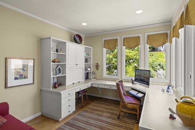 7207 Fairway Rd, La Jolla CA: https://media.crmls.org/mediaz/442a9b3a-dd5b-4417-ac3c-4d1d8515d0bd.jpg