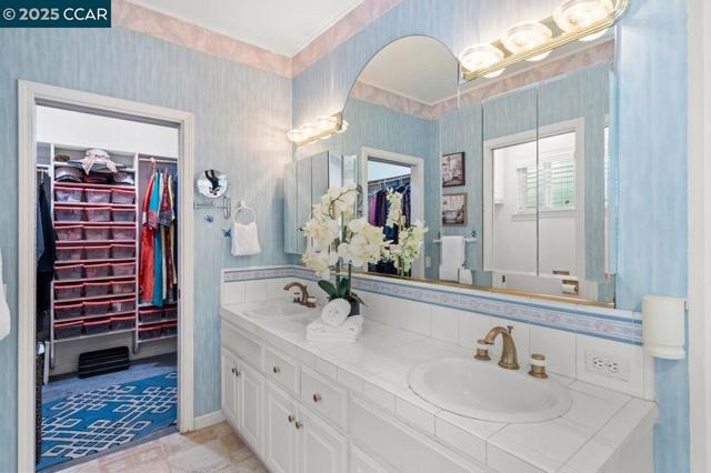 2401 Casa Way, Walnut Creek CA: https://media.crmls.org/mediaz/442acdfa-edb5-42c8-8a0e-a183407f05f3.jpg