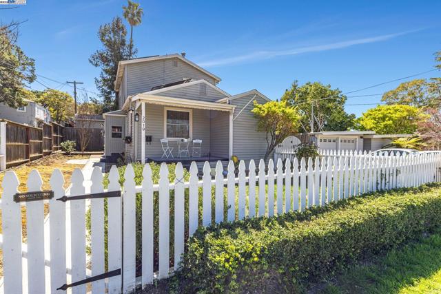 2019 E St, Hayward CA: https://media.crmls.org/mediaz/442bb297-85ba-49f0-a71f-c98f7854027b.jpg