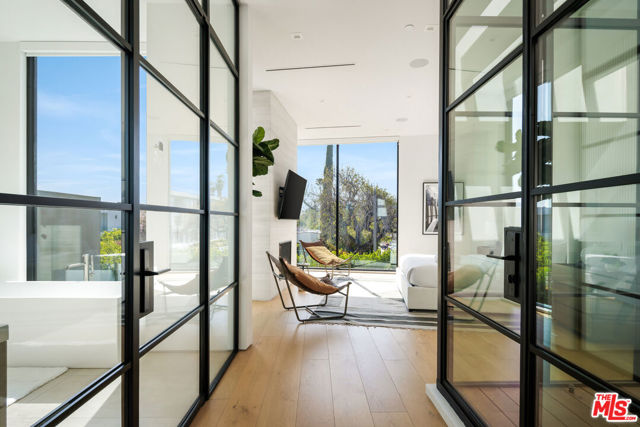 952 N Laurel Avenue, Los Angeles CA: https://media.crmls.org/mediaz/442c1040-3c9b-47eb-8b30-d4979368efe8.jpg