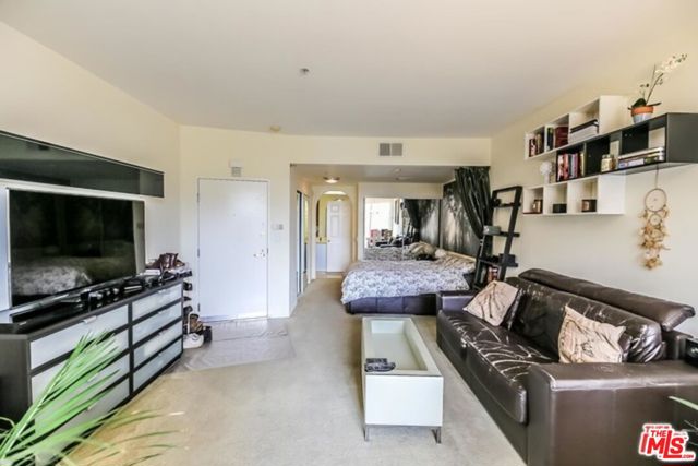 620 S Gramercy Place, Los Angeles CA: https://media.crmls.org/mediaz/442c20c9-a304-4e2f-b0be-7f0e91ef1fa6.jpg