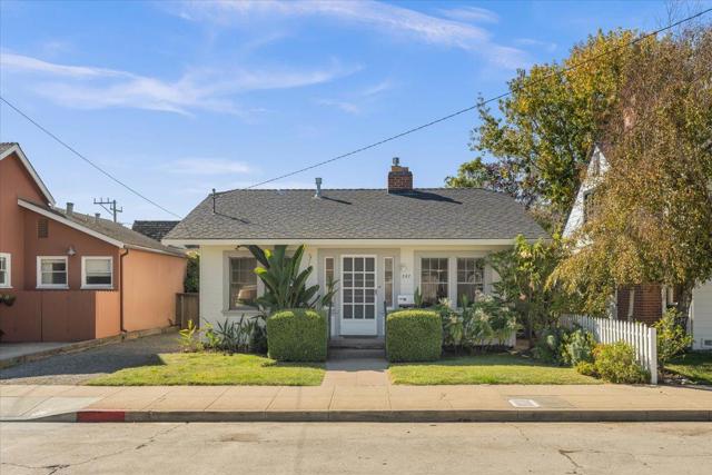 207 2nd Avenue, Santa Cruz CA: https://media.crmls.org/mediaz/442d1c34-b826-4a11-b18c-b38a0866506e.jpg