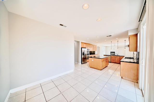 1069 Dry Creek Ct, Lathrop CA: https://media.crmls.org/mediaz/442d45bb-ca2a-4300-be98-a853c1611ef3.jpg